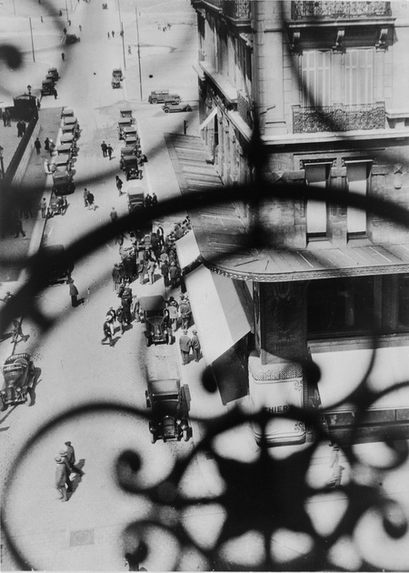 La Canebière utca, Marseille – Kilátás az erkélyrácson keresztül, 1928 Zselatinos ezüst, 24,4 x 17,5 cm