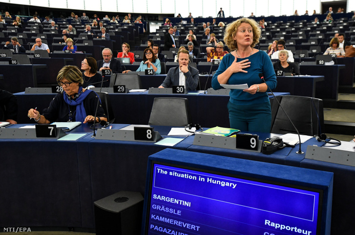 Judith Sargentini holland zöldpárti képviselő (j), a nevét viselő Sargentini-jelentés vitáján az Európai Parlament plenáris ülésén, Strasbourgban 2018. szeptember 11-én.
