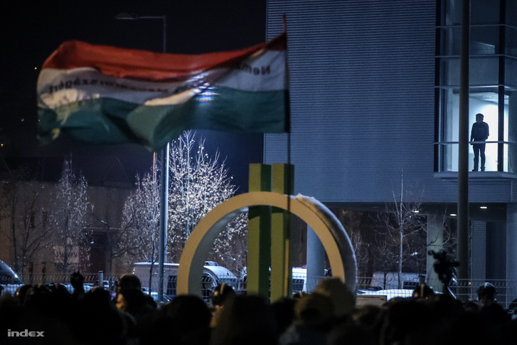 Protesters in front of the public media HQ, 18 December 2018
