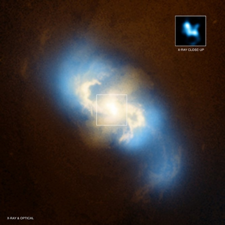 Az NGC 3933 galaxis optikai és röntgentartományban készített felvételeiből összeállított montázs (a Chandra-űrtávcső röntgentartományban készített képe kis inzertben külön kiemelve is látszik; NASA/CXC/SAO/STScI/Fabbiano és mtsai).
