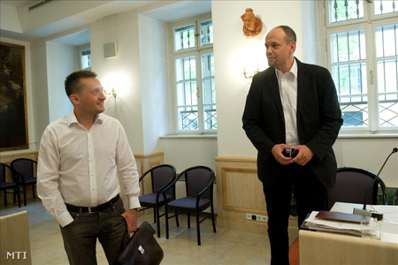Rogán Antal V. kerületi és Riz Levente XVII. kerületi polgármester beszélget a Budapesti Önkormányzatok Szövetségének közgyűlése előtt