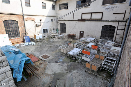 Leselejtezett ágyak a Fővárosi Önkormányzat Szent János Kórháza területén
