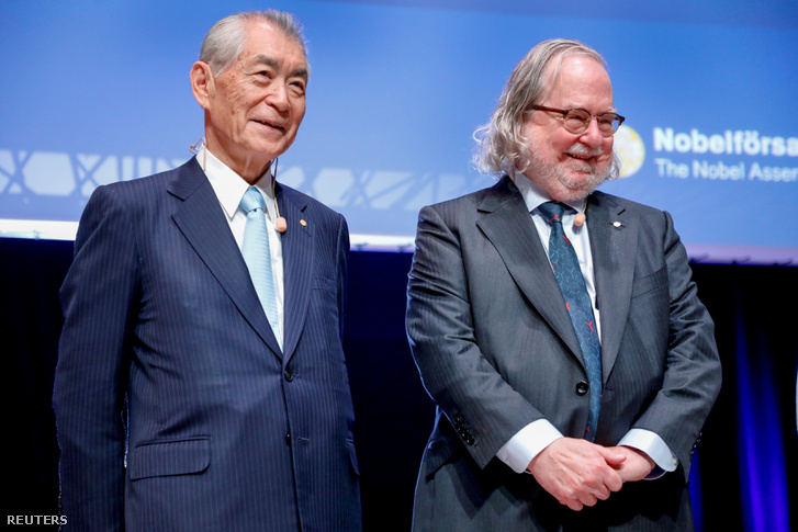 Taszaku Hondzso (balra) és James P. Allison rákkutatók Nobel-előadásuk után, Stockholmban 2018. december 7-én