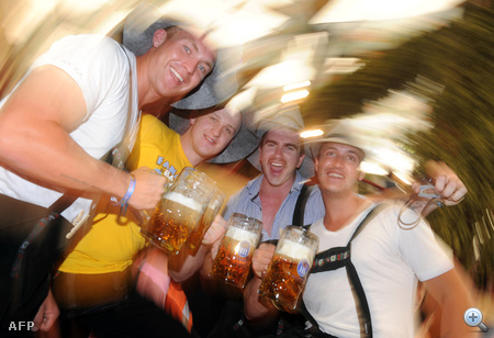 A legizgalmasabb bőrnadrágok az Oktoberfestről