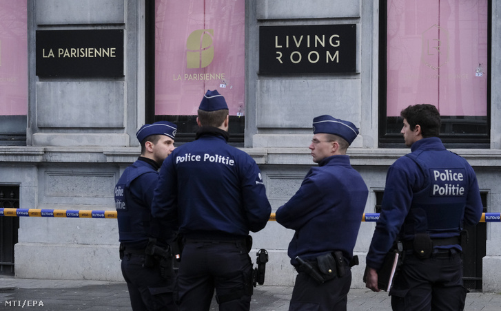 Rendőrök a brüsszeli La Parisienne étterem előtt