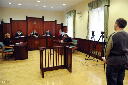 Szűcs István beszél a Szegedi Ítélőtábla tárgyalótermében.