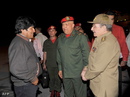 Chavezt (középen) Raul Castro kubai (jobbra) és Evo Morales bolíviai elnök (balra) fogadta Kubában szeptember 18-án