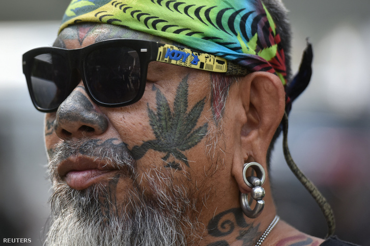 Thaiföldi aktivista egy az orvosi marihuána legalizálásáért tartott tüntetésen Bangkokban 2018. december 12-én