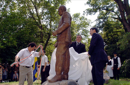 Debrecenben, a Nagyerdő szoborsétányán, 2008. június 28-án avatta fel Áder János és Bölcskei Gusztáv püspök Wass Albert szobrát.