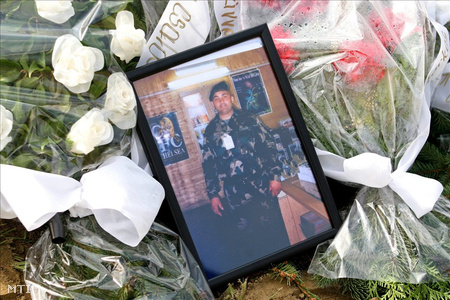 Nagyrada, 2009. április 21. Bogdán Tibor fényképe sírján a virágok között