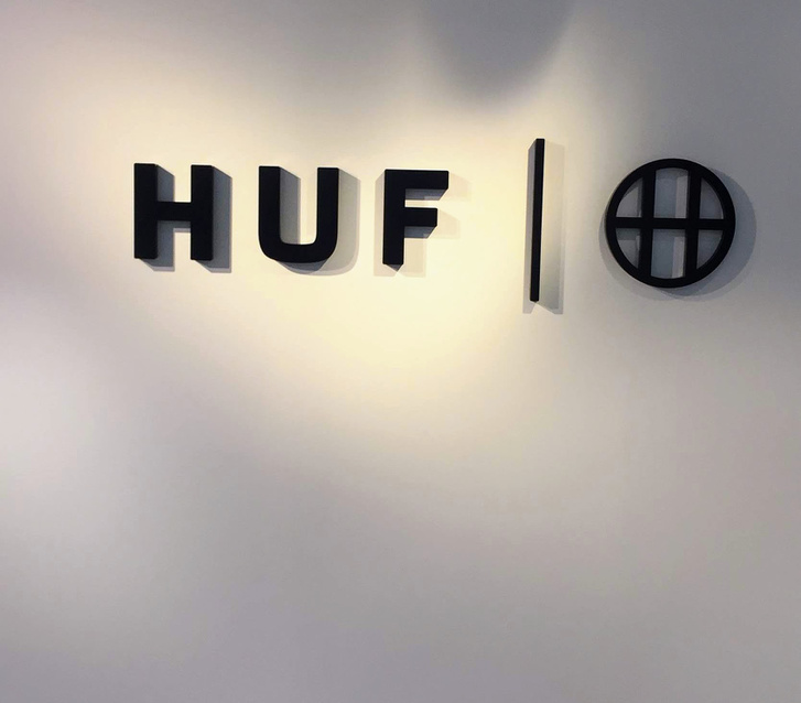 HUF-cégér Tokióban, a Diver Odaiba plázában (az ötödik emeleten).