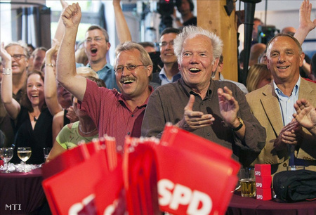 A kormányzó Német Szociáldemokrata Párt, az SPD támogatói ünnepelnek Schwerinben, miután pártjuk győzött a németországi Mecklenburg-Elő-Pomerániában tartott tartományi parlamenti választásokon
