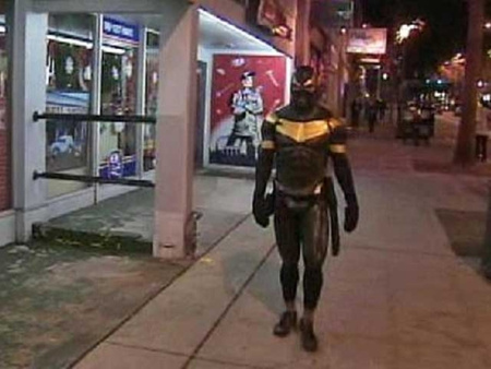 Phoenix Jones járőrözés közben