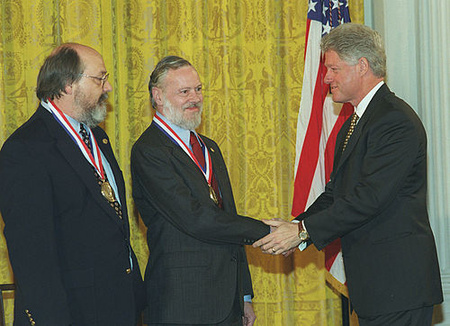 Thompson és Ritchie (középen) közösen kapták meg Bill Clintontól a National Medal of Technology kitüntetést