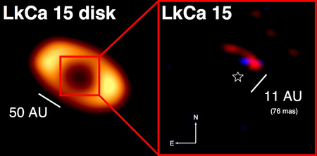 Balra az LkCa 15 jelű csillag protoplanetáris korongja, jobbra kék színnel a fiatal bolygó és pirossal az anyagelszívás nyomai láthatók (A. Kraus & M. Ireland 2011)