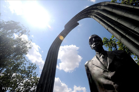 Károlyi Mihály néhai magyar miniszterelnök, köztársasági elnök szobra a budapesti Kossuth téren