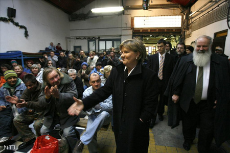 Szili Katalin, az Oltalom Karitatív Egyesület Fűtött Utcájában 2007-ben