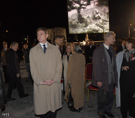 Gyurcsány Ferenc az 56-os emlékmű avatóján 2006. október 23-án