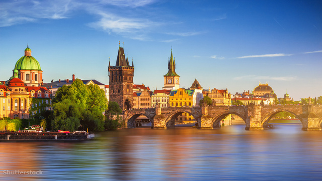 Prága Óvárosából a Károly híd vezet a Várnegyedbe