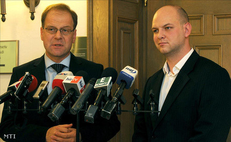 Navracsics Tibor és Nagy Dávid, a Hallgatói Önkormányzatok Országos Konferenciája (HÖOK) elnöke a felsőoktatási törvény koncepciójáról tartott megbeszélésük után