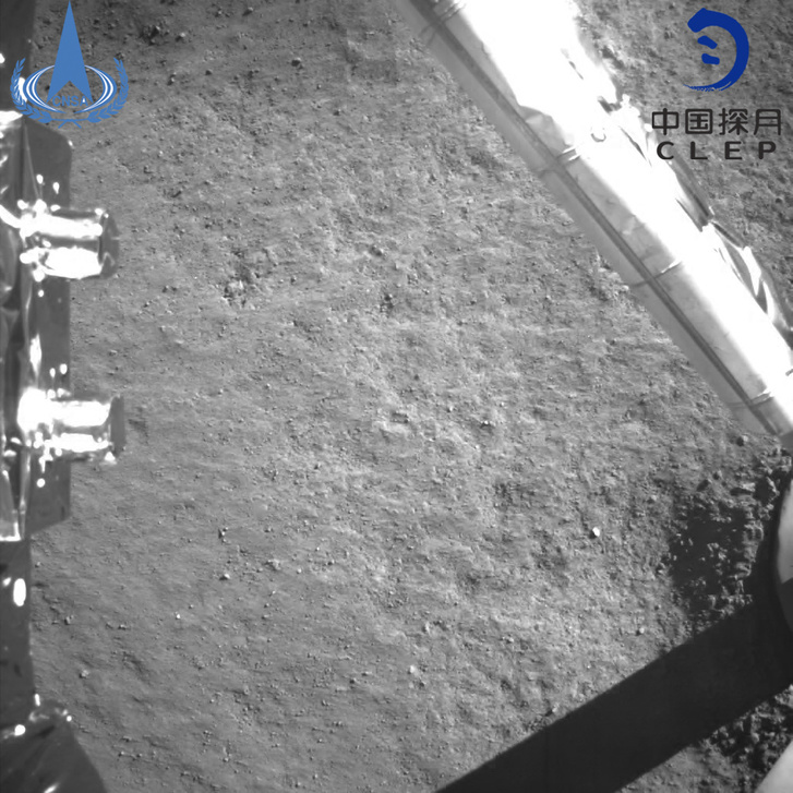 A sikeres landolás utáni felvétel a Hold felszínét mutatja, jobbra a szonda egyik lába enyhén besüppedve a holdporba