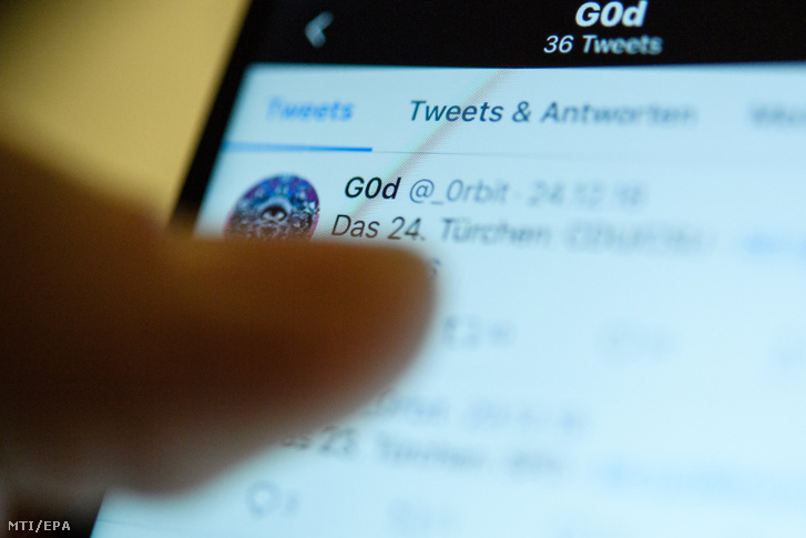 A G0d nevű felhasználó Twitter-fiókja egy mobiltelefonon Berlinben 2019. január 4-én.