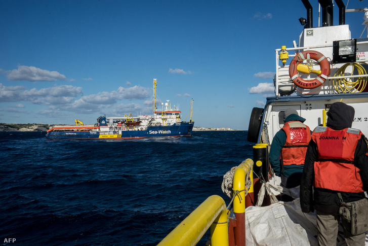 Sea Watch hajója 32 menekülttel a fedélzetén a Földközi-tengeren 2019. január 4-én