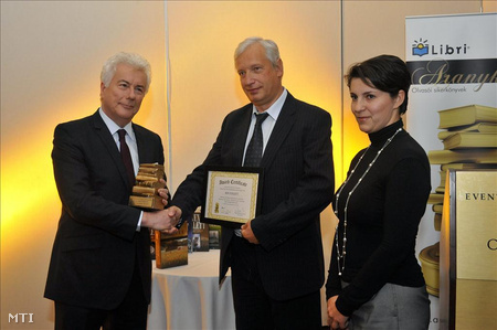 Ken Follett brit író átveszi az Aranykönyv díjat Földes Tamástól, a Gabo Könyvkiadó igazgatójától a Corinthia Hotel Budapest, Arany János-termében. Jobbra Walitschek Csilla, a Libri Kft. ügyvezető igazgatója.