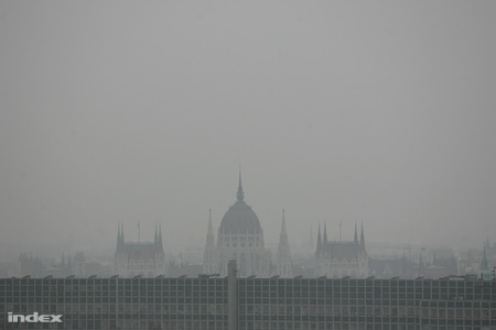 A tavalyi szmogriadó idején, így látszott a parlament a Duna túlpartjáról