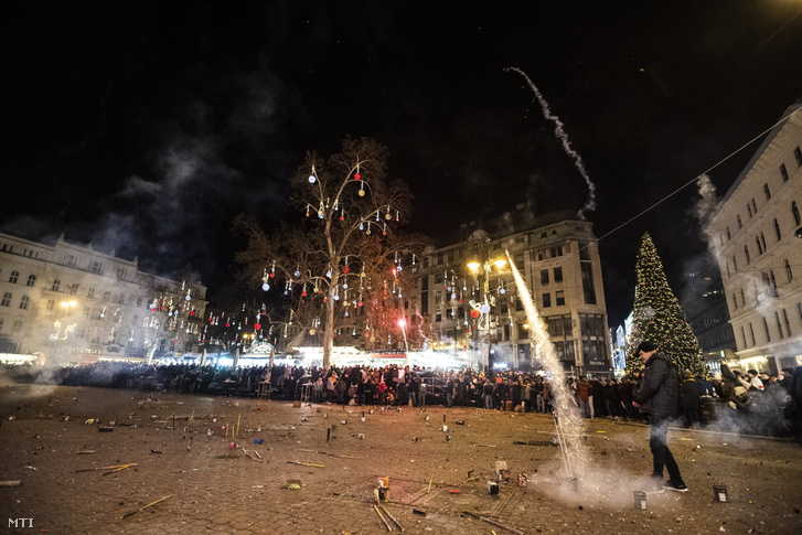 Szilveszterezők a budapesti Vörösmarty téren