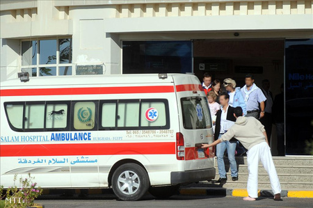 Hurgada, 2011. november 8. A buszbaleset nyolc sérültje elhagyta a Nile kórházat. Kveck Péter kairói nagykövet közlése szerint már csak egy embert kezelnek a kórház intenzív osztályán. A Kairóban ápolt négy sérült állapota továbbra is súlyos, de állapotuk javult.