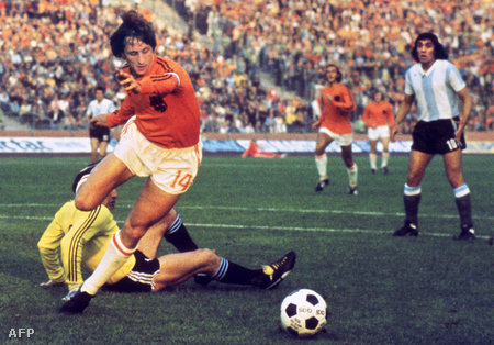 Johann Cruyff az 1974-es vébé negyeddöntöjében két gólt is szerzett az argentín válogatott ellen