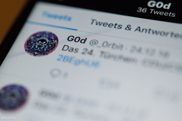A G0d nevű felhasználó Twitter-fiókja egy mobiltelefonon Berlinben 2019. január 4-én. A fiókon keresztül tették közzé az elkövetők egy hackertámadást követően több száz német politikus, művész és újságíró eltulajdonított adatait.