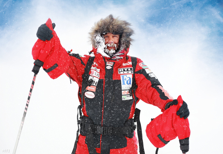 2018. november 22-én készült kép Rakonczay Gáborról, aki 2019. január 7-én első magyarként, a szárazföld, vagyis az Antarktisz partjáról indulva elérte a Déli-sarkot. Az extrém sportoló 44 nap és 4 óra alatt teljesítette a 917 kilométeres távot egy 94 kilós szánt húzva maga után.