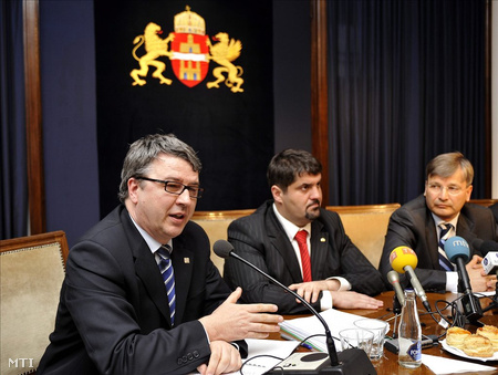 Balogh Zsolt megbízott BKV vezérigazgató, Hagyó Miklós főpolgármester-helyettes és Demszky Gábor főpolgármester 2008 áprilisában