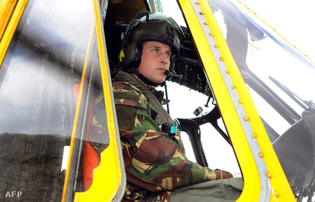 2011. márciusi kép: Vilmos herceg gyakorlaton, egy Sea King helikopter pilótafülkéjében