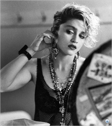 18-as karika: A képre kattintva a fiatal, természetesen szőrös Madonna híres aktfotójával sokkolhatja magát az olvasó. Lee Friedlander: Nude (Madonna) című, 1979-es képe 37 500 dollárért kelt el a Christie's aukcióján