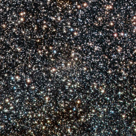 Talán ebben az esetben a legnehezebb észrevenni a halvány csillagok enyhe sűrűsödését a kép centruma körül. A VVV CL003 jelzésű nyílthalmaz a Tejútrendszer átellenes részén található.