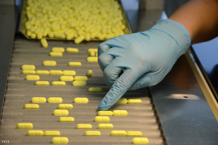 C-vitamin-tabletták a futószalagon egy gyógyszeripari gyárban