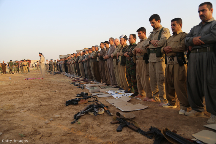 Peshmerga harcosok az iraki Dakukban, Kirkuktól délre.
