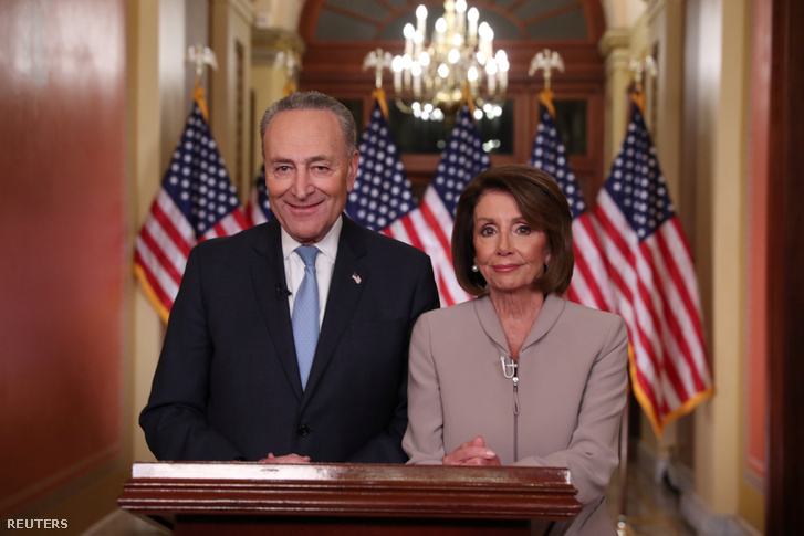 Nancy Pelosi, demokrata házelnök és Chuck Schumer, a szenátus kisebbségi vezetője a Kapitóliumban, miután befejezték válaszukat Donald Trump televíziós beszédére, Washingtonban 2019. január 9-én