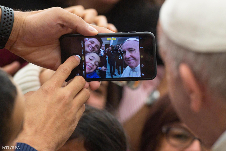 Ferenc pápa (j) hívekkel fényképezkedik a heti általános audienciáján a Vatikán VI. Pál pápa termében 2019. január 2-án