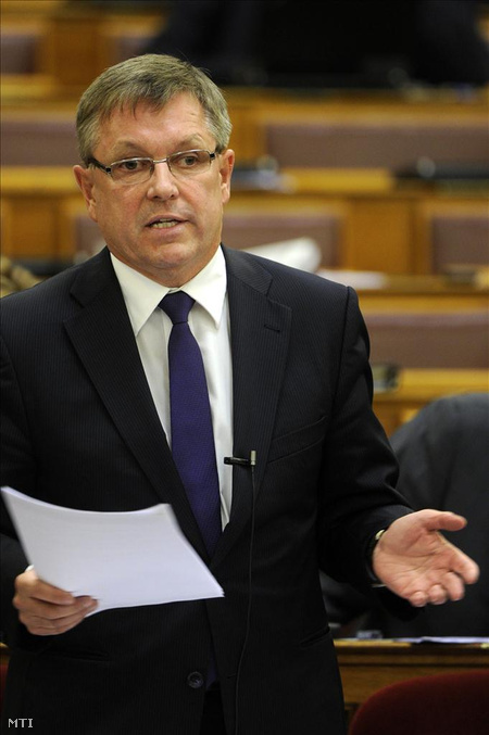 2011. november 14. Matolcsy György nemzetgazdasági miniszter kérdésre válaszol az Országgyűlés plenáris ülésén.