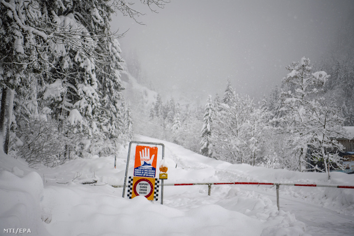 Lavinaveszélyre figyelmeztető tábla erős hóesésben egy lezárt útnál, az ausztriai Untertauern közelében 2019. január 7-én.