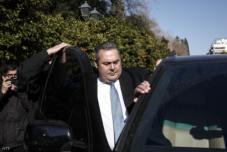Panosz Kammenosz görög védelmi miniszter távozik az athéni kormányfői rezidenciáról, a Maximosz-villából 2019. január 13-án, miután a macedón-görög névvitát lezáró megállapodás elleni tiltakozásul lemondott.
