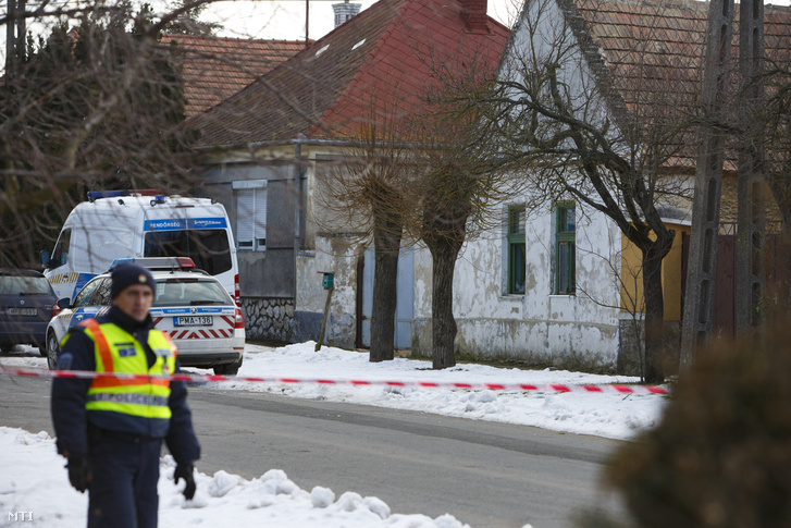 Rendőrségi útzár 2019. január 11-én a Veszprém megyei Káptalanfán, a Petőfi utcában, ahol egy embert megölt, három másikat megsebesített, majd magával is végzett egy osztrák férfi.