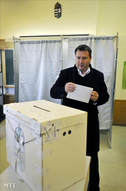 Láng Zsolt, a Fidesz-KDNP jelöltje szavaz az időközi országgyűlési képviselő-választáson