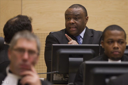 Jean-Pierre Bemba, a Kongói Demokratikus Köztársaság volt alelnöke az ügyvédeivel beszél a hágai Nemzetközi Büntetőbíróság tárgyalótermében pere tárgyalásának kezdetén, 2010. november 22-én