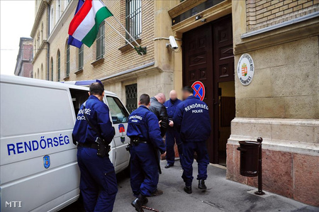 B. Márton (k) gyanúsítottat rendőrök kísérik a Nagy Ignác utcai Fővárosi Büntetés-végrehajtási Intézetbe