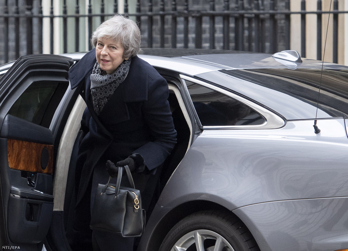 Theresa May brit miniszterelnök érkezik a londoni kormányfői rezidenciára, a Downing Street 10-be 2019. január 14-én.